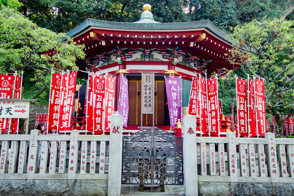 江島神社の奉安殿