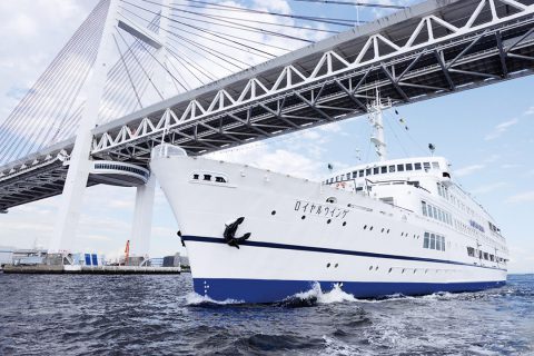 ロイヤルウイングと横浜ベイブリッジ
