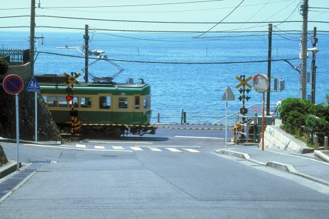 江ノ電と海1