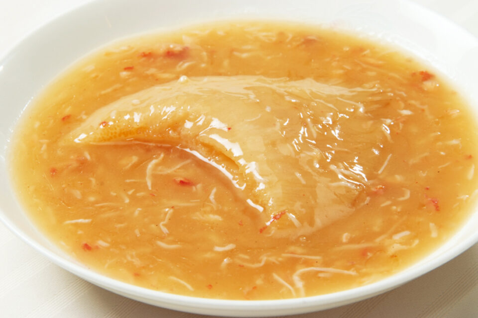 宮城県気仙沼産ヨシキリザメの原ビレを用いた華正樓の名物「フカヒレの姿煮」