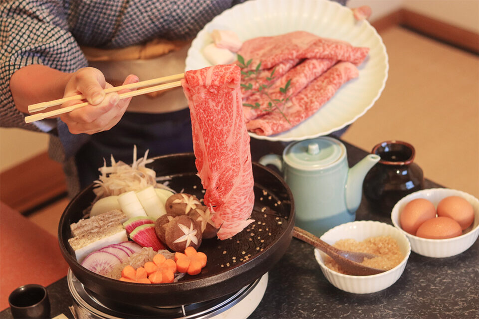 着物姿のスタッフが、目の前で丁寧に焼いてくれる「すきやき」は格別！