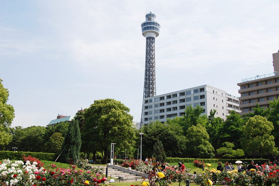 横浜マリンタワーの外観