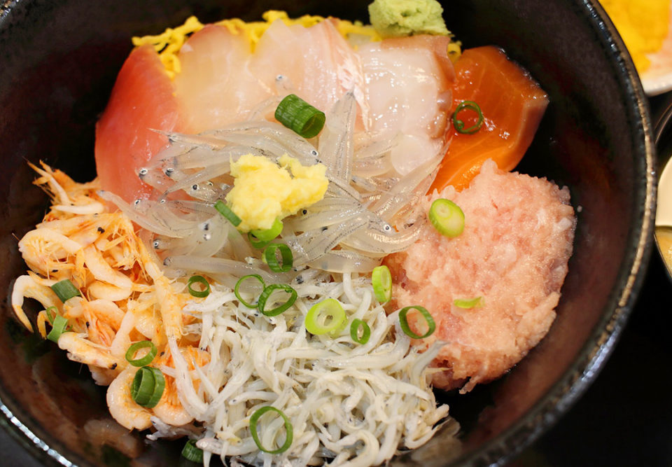 ハルミ食堂の海鮮彩海丼