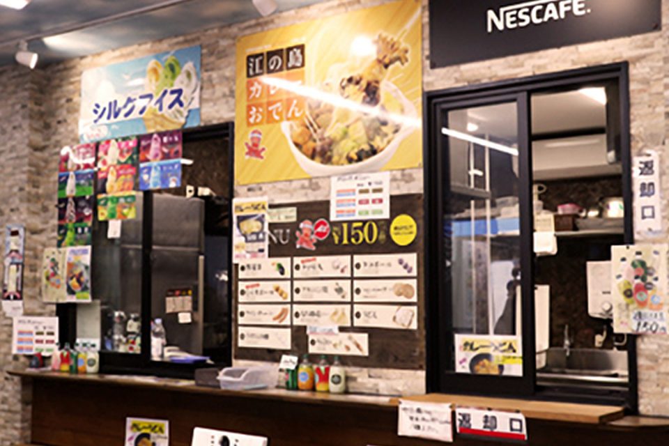 江の島カレーおでんの店内