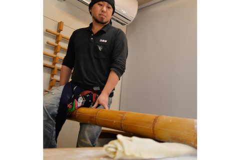 Hitting noodles using the thick bamboo tube of Nisshintei