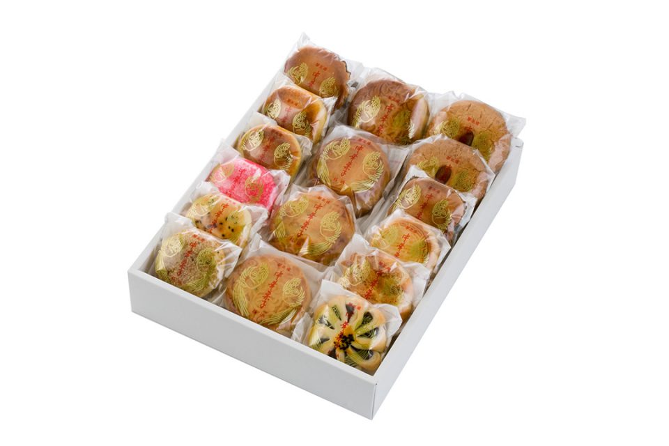 Chinese sweets at the Kaseirou New Building Shop