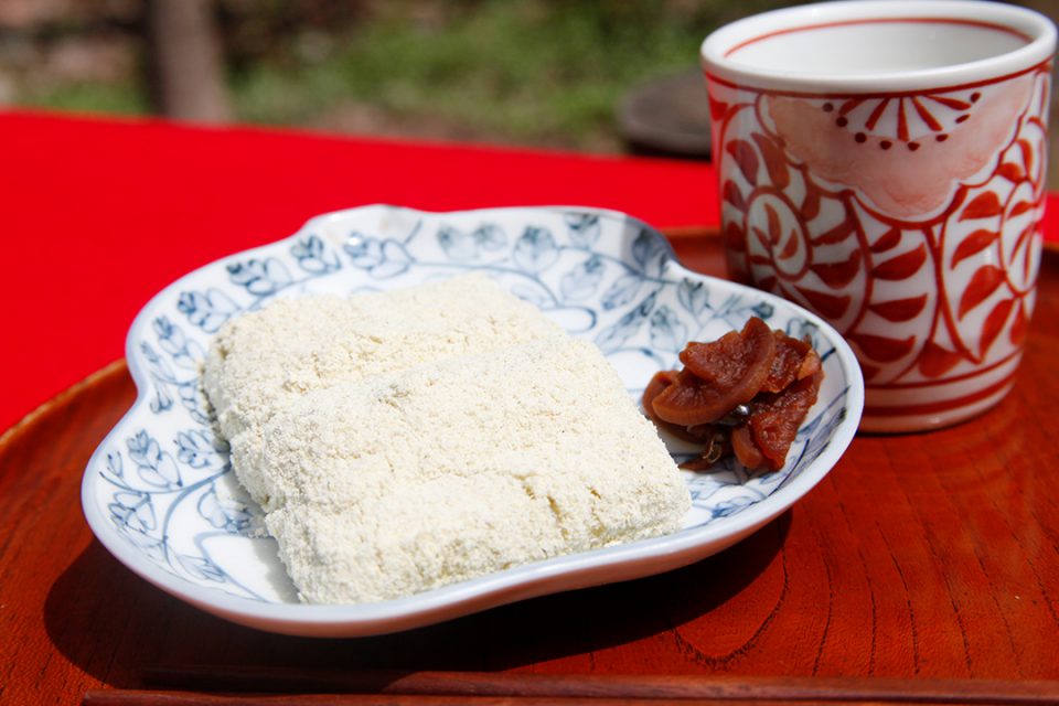 甘酒茶屋の力餅うぐいす