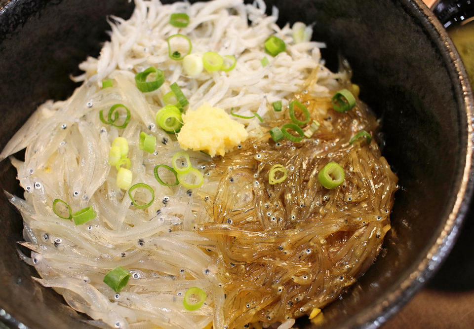 ハルミ食堂の三色しらす丼