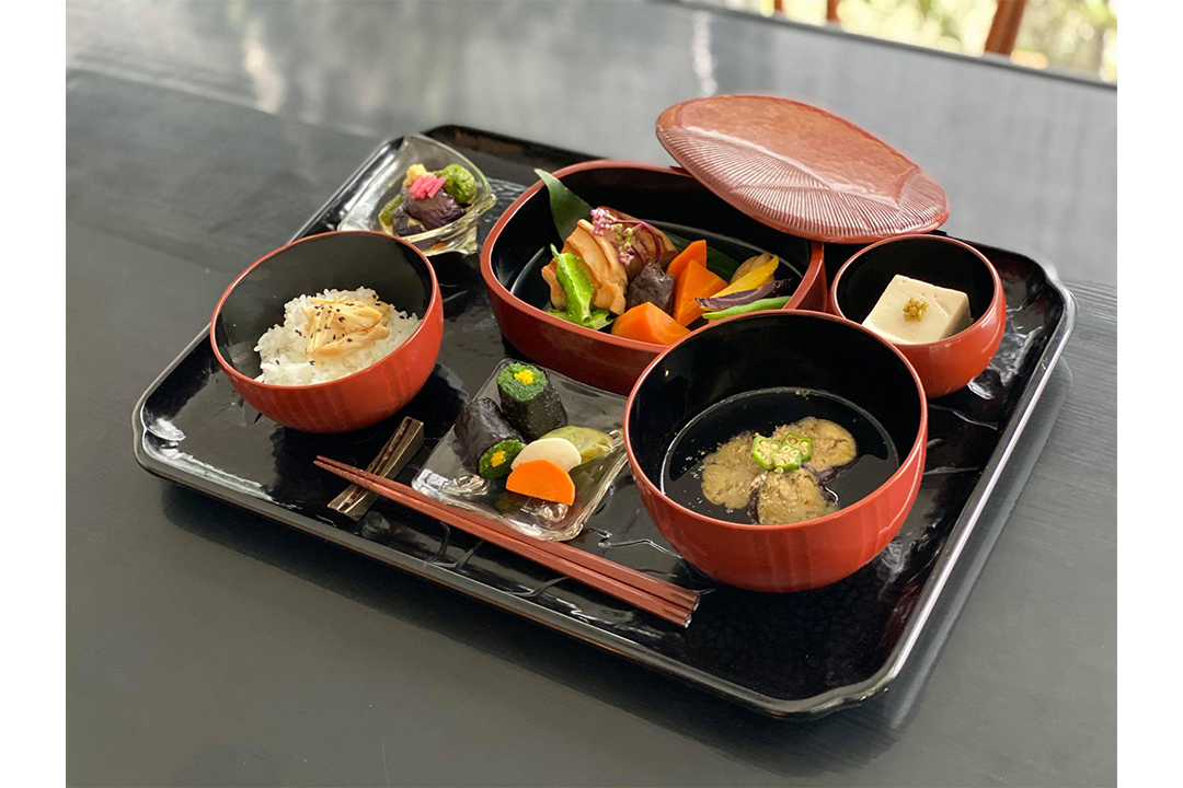 美品・送料込み　鎌倉彫　博古堂　お膳・飾り台　② 鎌倉彫博古堂 小鏡「流水桜」 | JTBのふるさと納税サイト [ふるぽ]