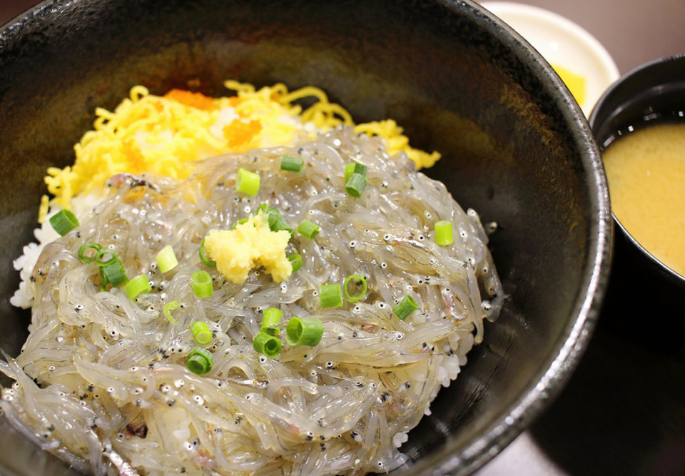 ハルミ食堂の生しらす丼