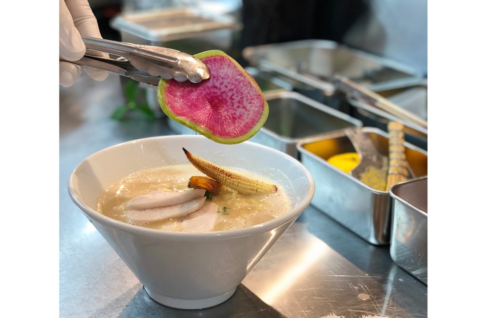 銀座篝鎌倉店のラーメンを盛り付ける様子