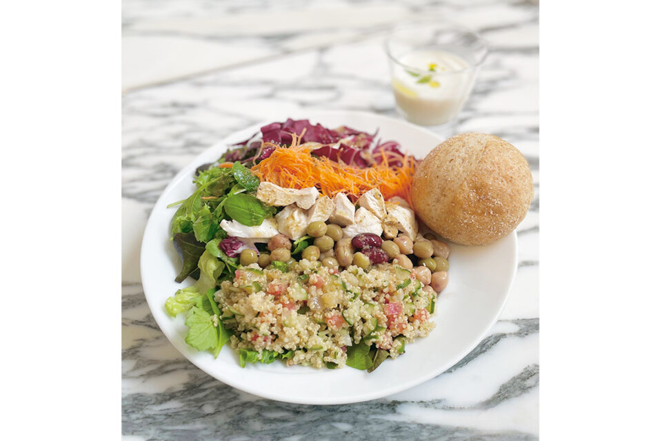 STAR JEWELRY CAFE & Chocolatierのキヌアと蒸し鶏のサラダ