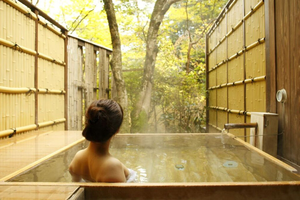 箱根小涌谷温泉 水の音 庭園の露天風呂