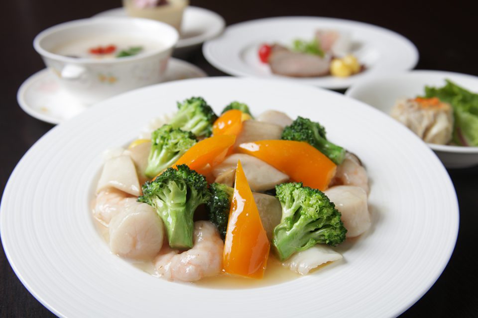 鎌倉山下飯店の海の幸の塩味炒め