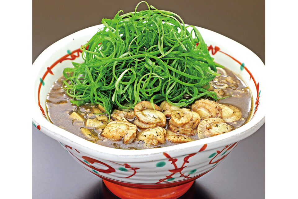 鎌倉 峰本 本店の九条ねぎと帆立の黒酢黒胡麻そば