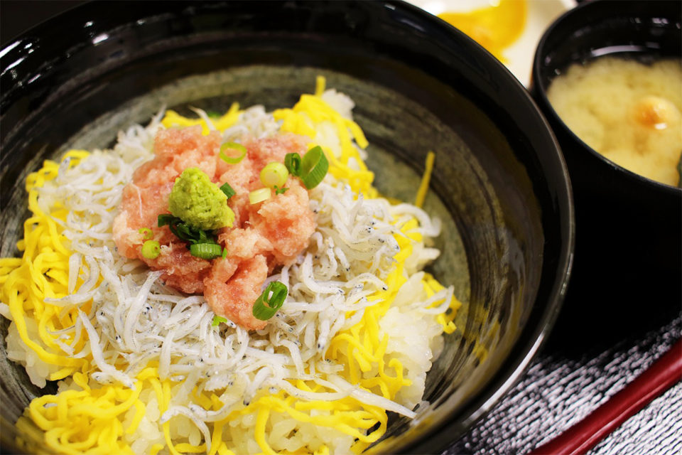 おにぎり屋 はるみのねぎとろしらす丼