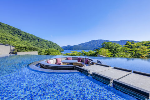 箱根・芦ノ湖はなをりの水盤テラス