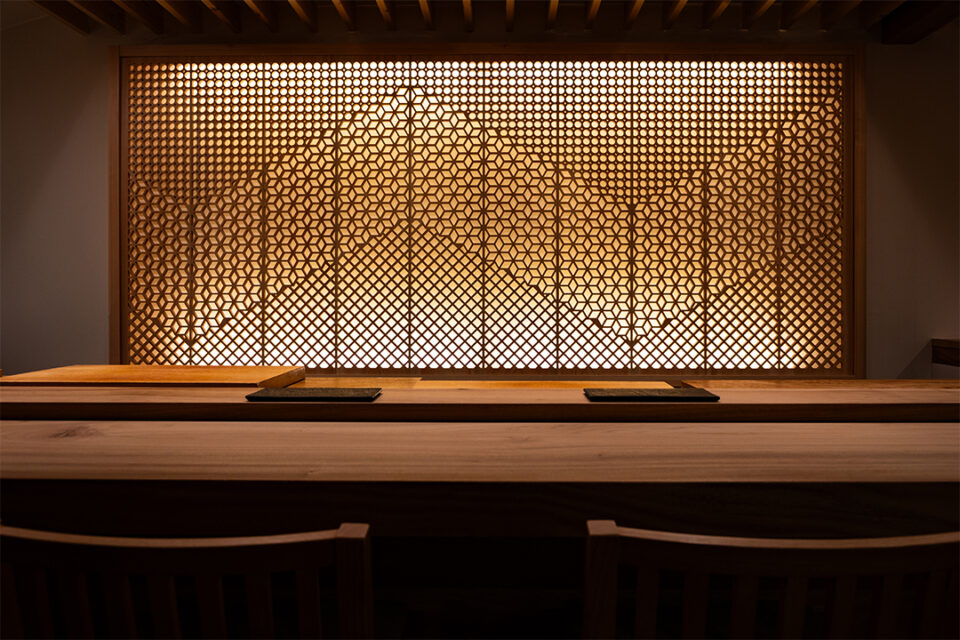 鮨処 然の店内