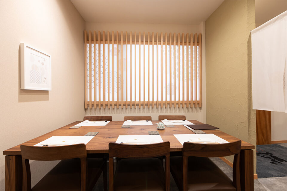 鮨処 然の店内