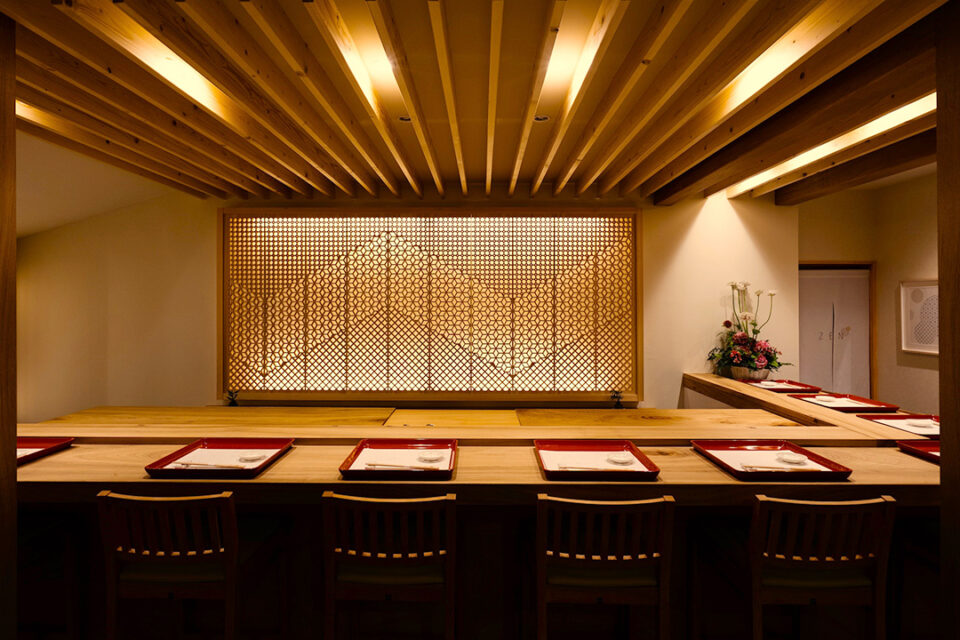 鮨処 然の店内