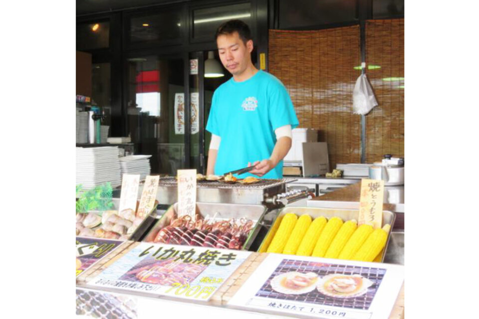 新鮮な魚貝を店頭でライブ感たっぷりに焼き上げる「磯焼き」は江の島名物の一つ！