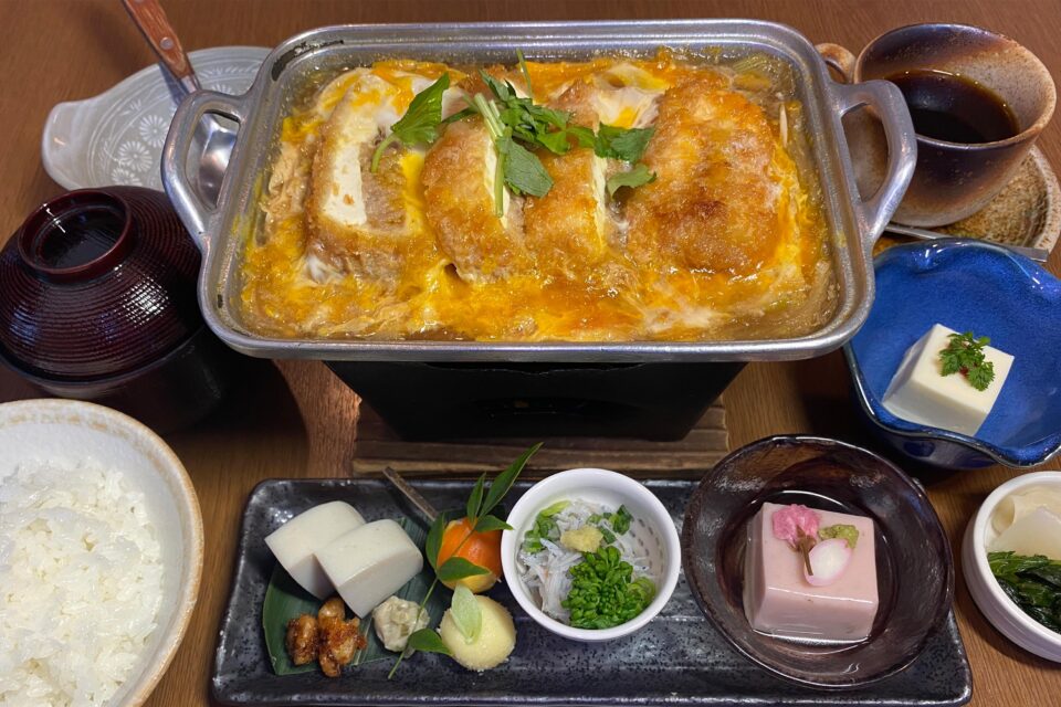 強羅の名物・豆腐かつ煮定食