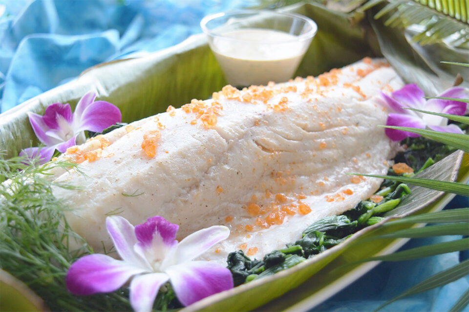白身魚のバナナリーフ包み蒸しラウラウ風