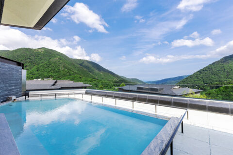 箱根連山と遥かに望む相模湾　箱根・強羅    佳ら久