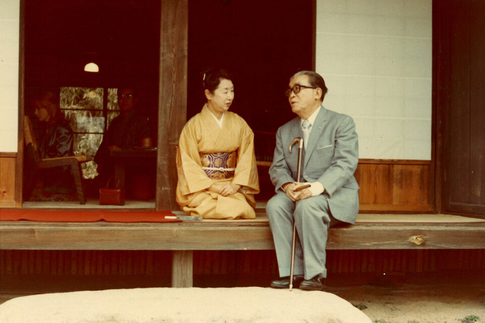 川喜多邸別邸にて、田中絹代と今日出海（1973年）