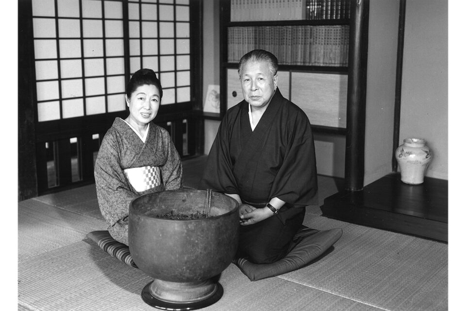 川喜多邸別邸・書斎にて、川喜多かしこと長政夫妻