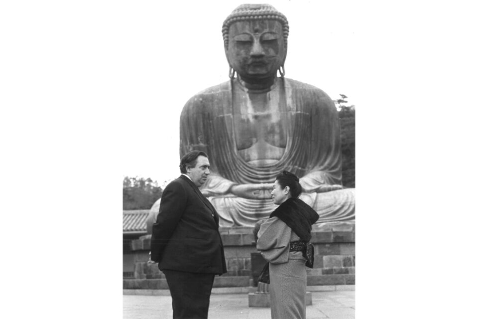 鎌倉大仏にて、アンリ・ラングロワと川喜多かしこ（1966年）