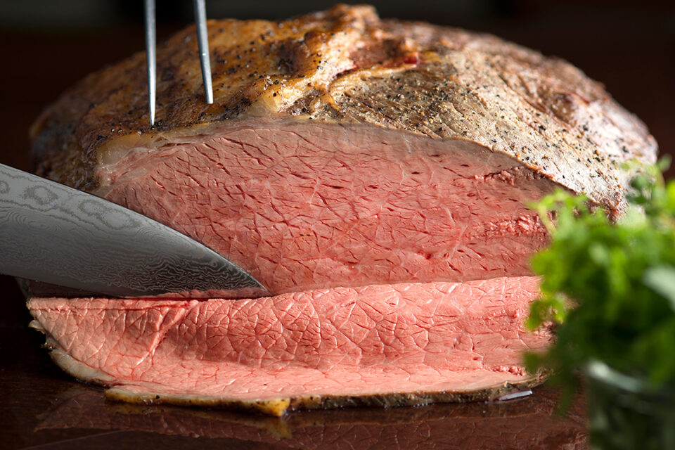 横浜ベイホテル東急の「ナイト・キッチンスタジアム こだわり食紀行 みやぎ」のジューシーに焼き上げたローストビーフ