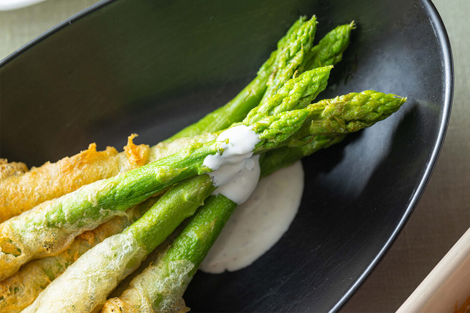 横浜ベイホテル東急の「ナイト・キッチンスタジアム こだわり食紀行 みやぎ」のアスパラの一本フリット 蔵王のクリームチーズのディップで