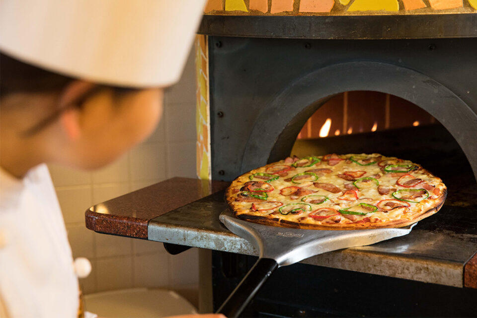 横浜ベイホテル東急の「ナイト・キッチンスタジアム こだわり食紀行 みやぎ」の牛タンつくねのネギ塩レモンピッツァ