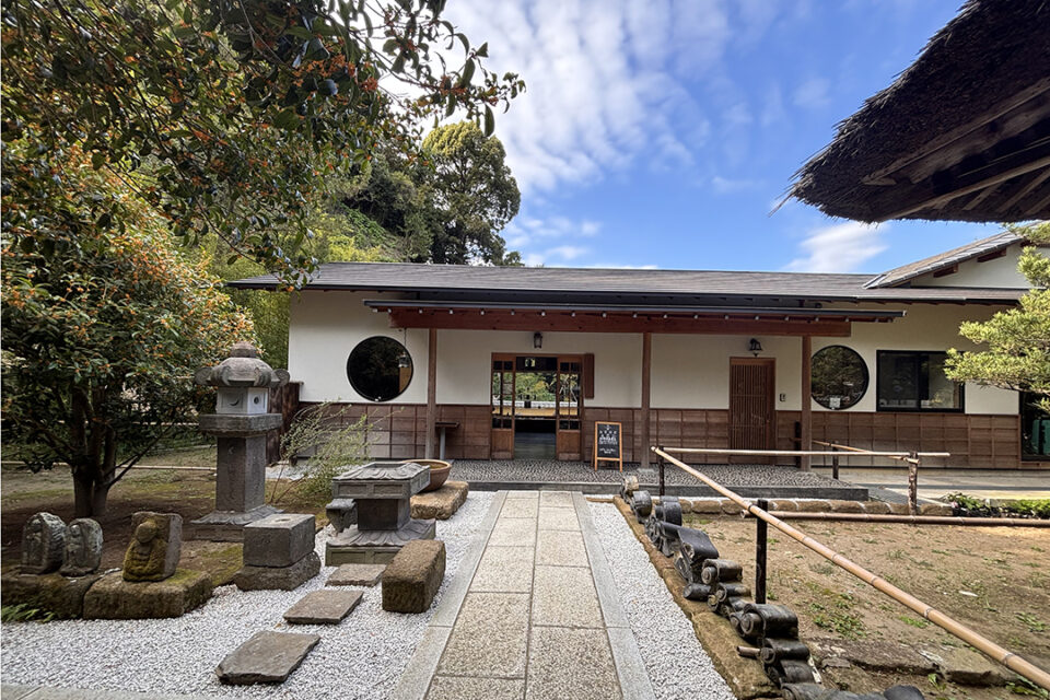 由緒ある円応寺の境内に佇むスペシャリティコーヒーの専門店