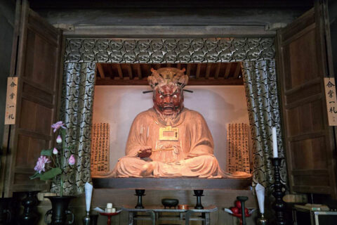 本尊の閻魔大王座像（国指定重要文化財）