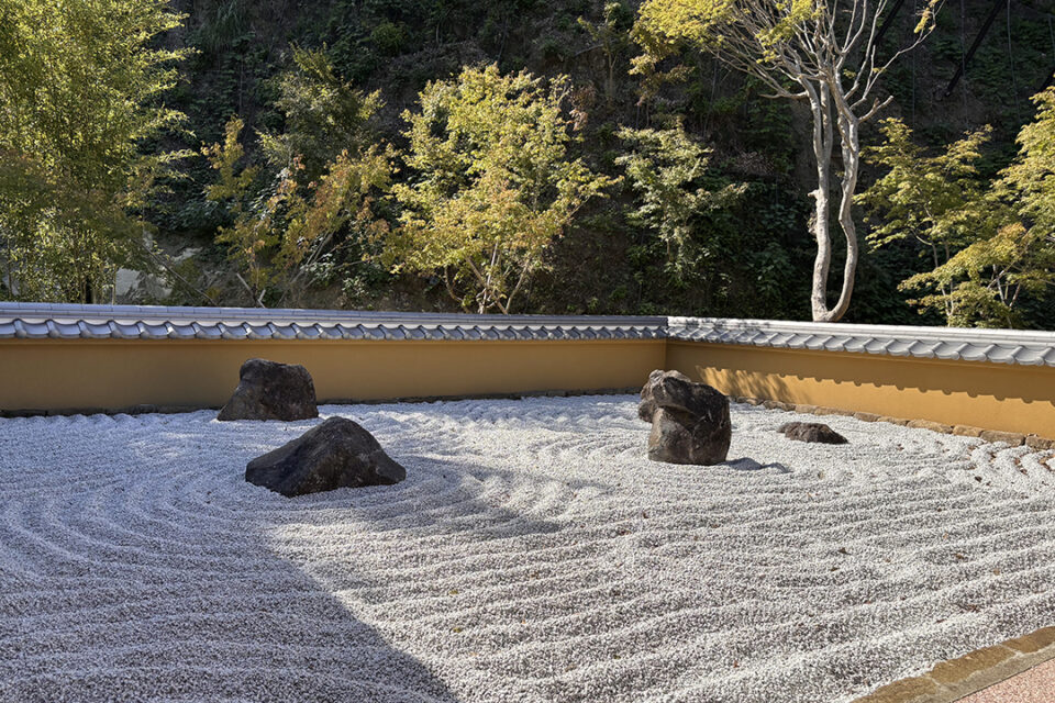 季節の彩りに包まれる枯山水に心が和む