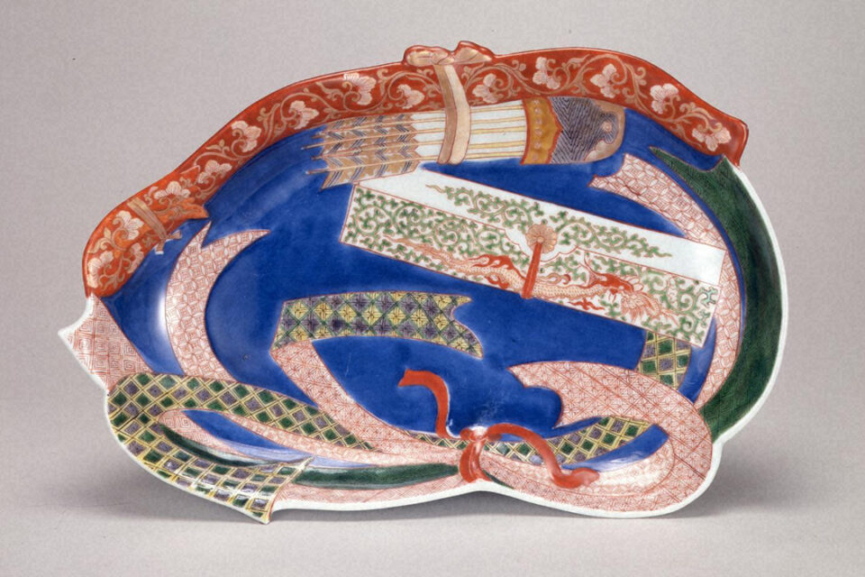 「色絵破魔弓熨斗文皿」有田 江戸時代 17世紀末～18世紀初頭 岡田美術館蔵