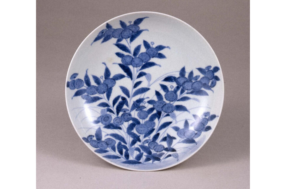 「染付菊文皿」鍋島藩窯 江戸時代 17世紀後半～18世紀前半 岡田美術館蔵
