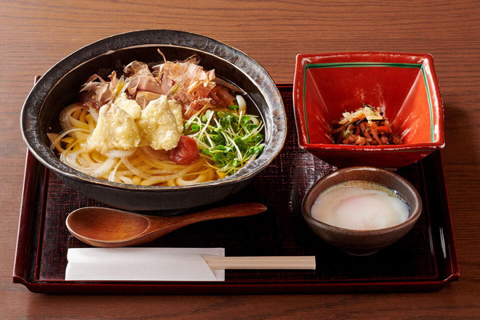 開化亭 人気メニュー：季節の魚天うどん（温） 2,200円