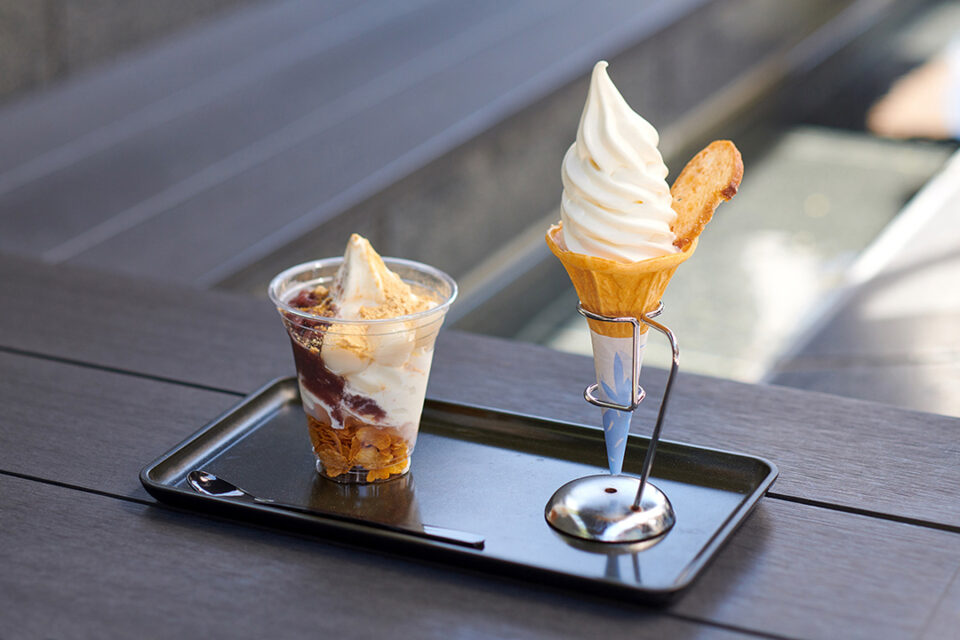 足湯カフェ 人気メニュー：（左）プレミアム和パフェ 800円／（右）プレミアムソフトクリーム 400円
