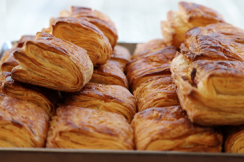 ひき肉・玉ねぎ・春雨などを パイ生地で包んだ「ミートパイ」