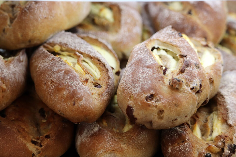 ナッツとフルーツを練りこんだ生地でクリームチーズを巻いたライ麦パン「ライブレッド」