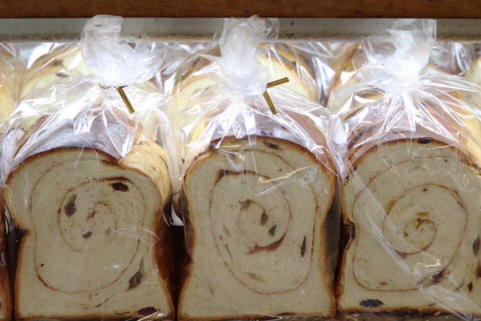 シナモンシュガーとレーズンを 練りこんだ食パン「シナモンレーズン」