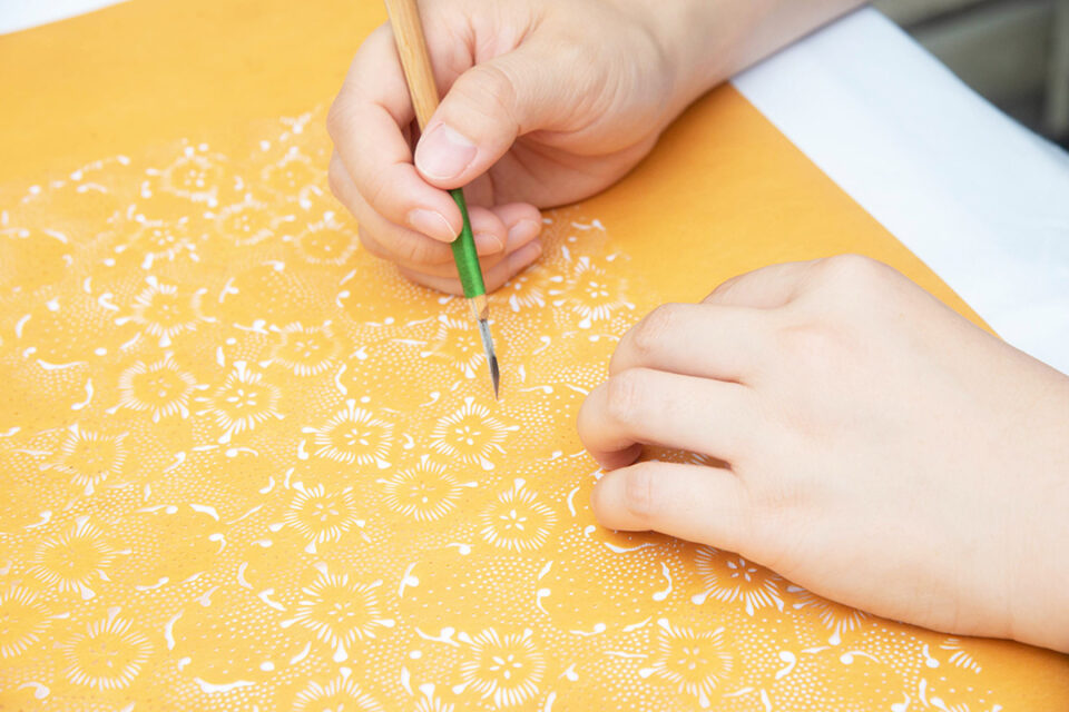 みくりや染織の小原屋初代から伝わる伝統の型紙の彫り直し作業