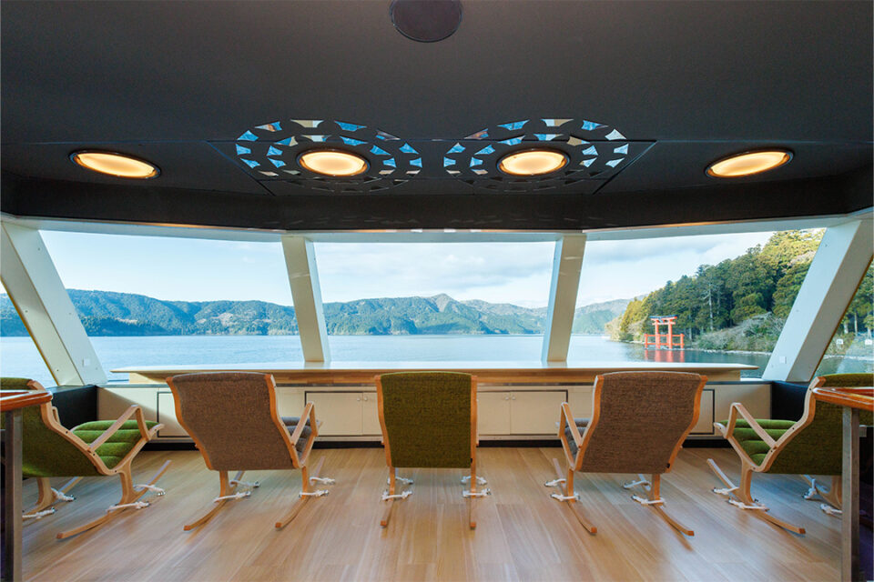 箱根遊船の観光遊覧船「大茶会」2 階客席