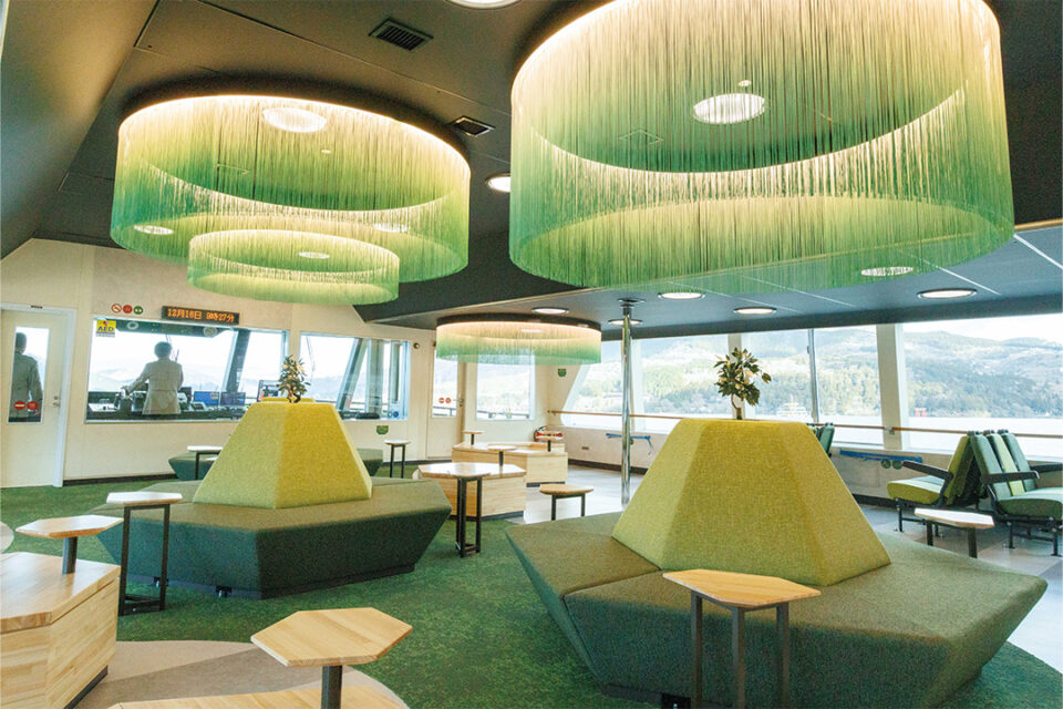 箱根遊船の観光遊覧船「大茶会」1 階客席