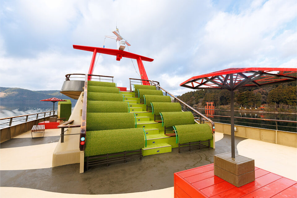 箱根遊船の観光遊覧船「大茶会」3 階屋外デッキ（船首側）