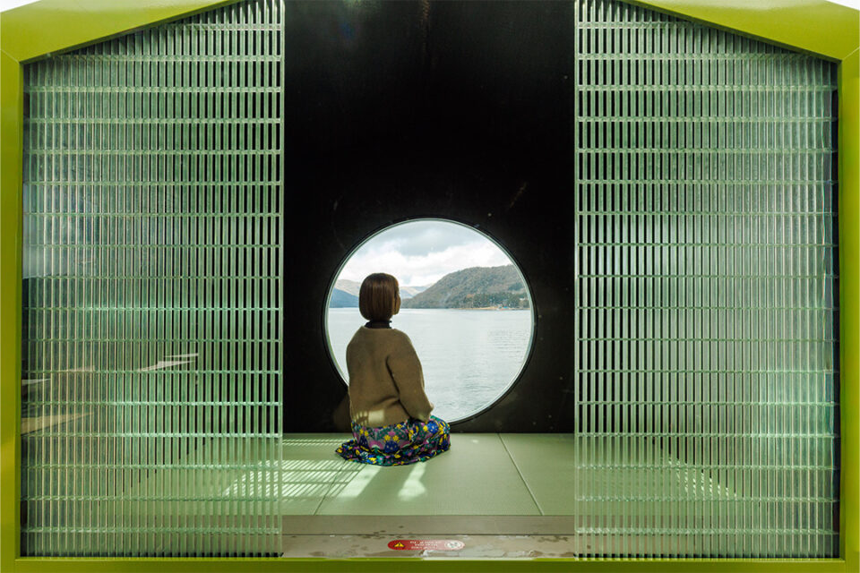 箱根遊船の観光遊覧船「大茶会」3 階屋外デッキ（船尾側）