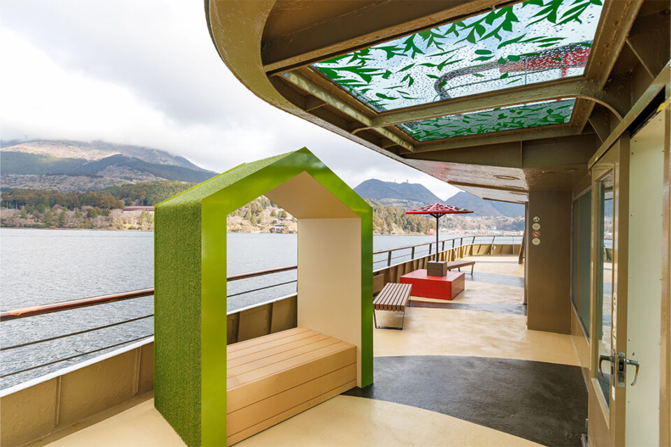 箱根遊船の観光遊覧船「大茶会」3 階屋外デッキ